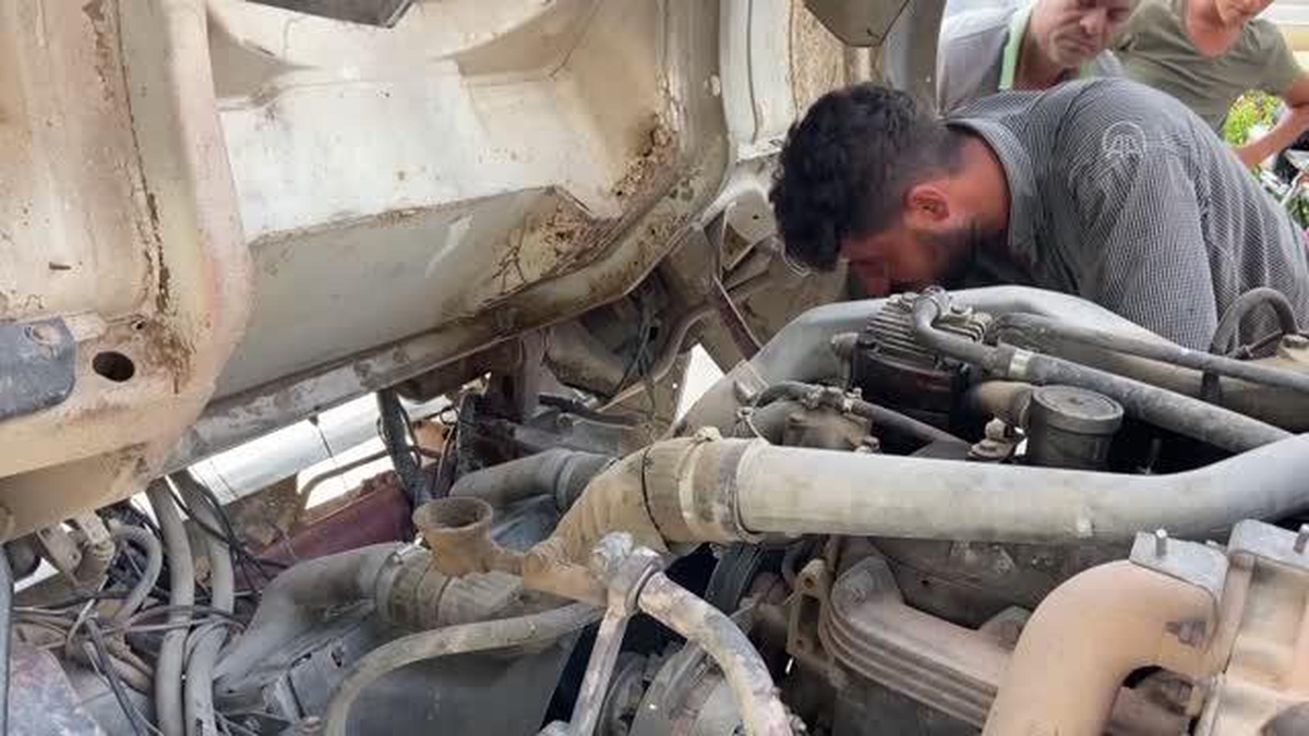 Hatay\'da vincin motoruna sıkışan kedi yavrusunu itfaiye kurtardı