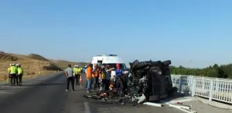 Köprü bariyerine çarpıp paramparça olan otomobil 3 kişiye mezar oldu