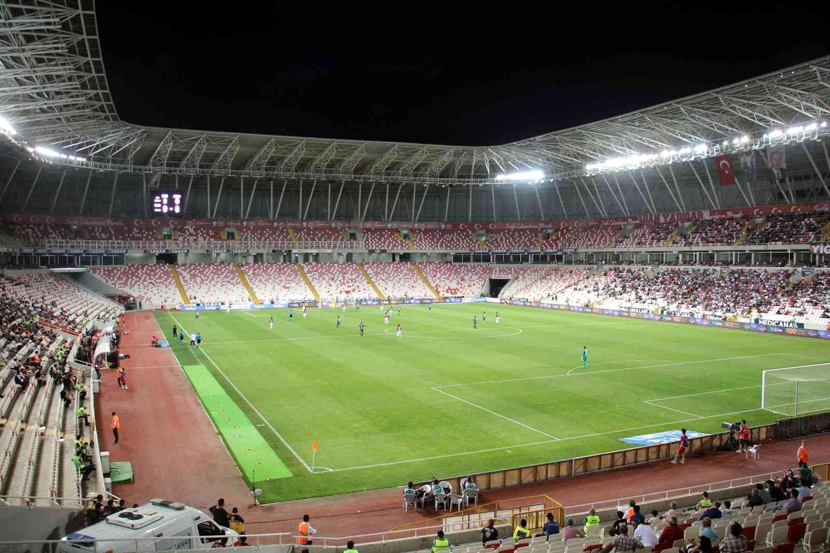 4 Eylül Stadyumu\'nda maça taraftar ilgi göstermedi