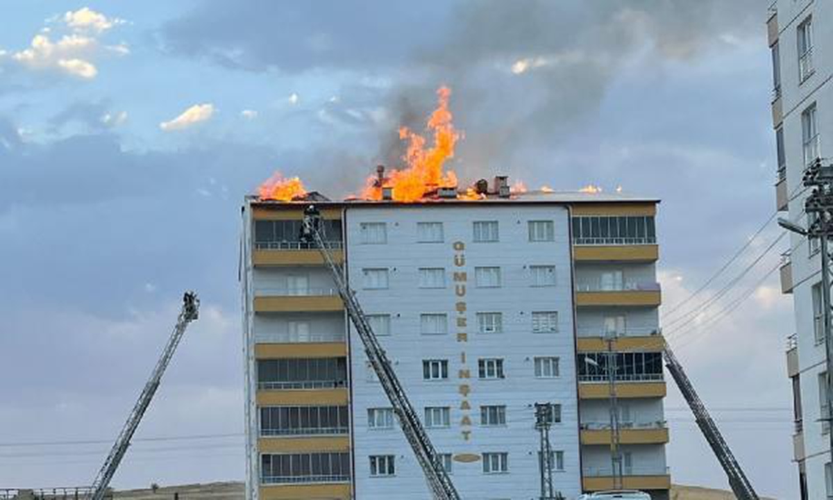 8 katlı apartmanın çatısında çıkan yangın korkuttu