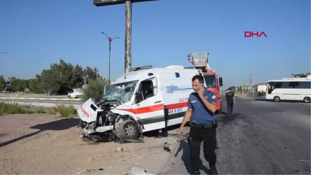 AMBULANSLA MİDİBÜS ÇARPIŞTI 2 YARALI