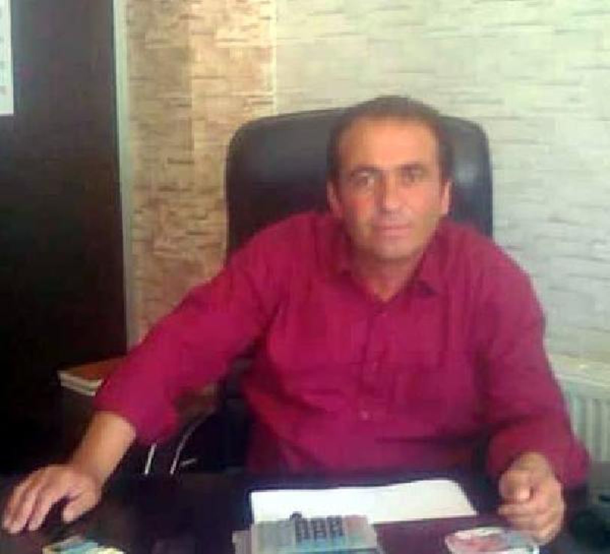 Annesini odunla darp ederken engel olmaya çalıştığı amcası tarafından öldürüldü