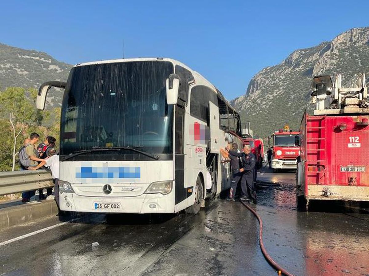 Antalya\'da yolcu otobüsünde çıkan yangın hasara neden oldu