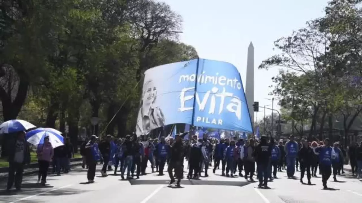 Arjantin'de silahlı saldırı girişimine uğrayan Kirchner için dayanışma gösterisi düzenlendi