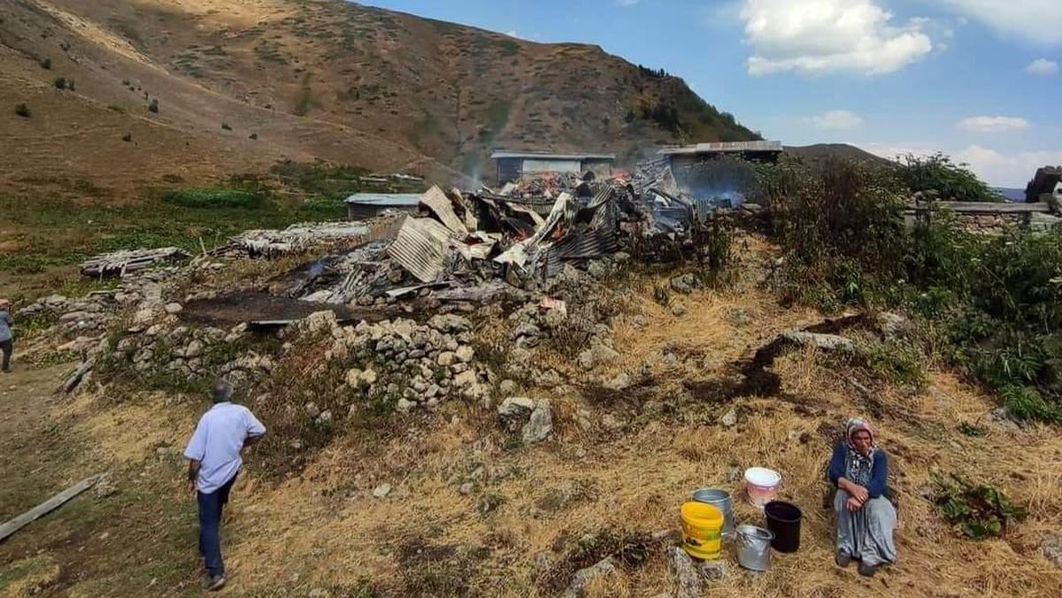Artvin\'de ev yangını