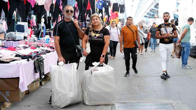 Türkiye'ye sınırdan akın akın giren Bulgarlar, satın aldıkları eşyaları taşımakta zorlandı Türkiye'ye sınırdan akın akın giren Bulgarlar, satın aldıkları eşyaları taşımakta zorlandı