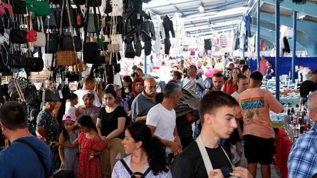 Türkiye'ye sınırdan akın akın giren Bulgarlar, satın aldıkları eşyaları taşımakta zorlandı Türkiye'ye sınırdan akın akın giren Bulgarlar, satın aldıkları eşyaları taşımakta zorlandı