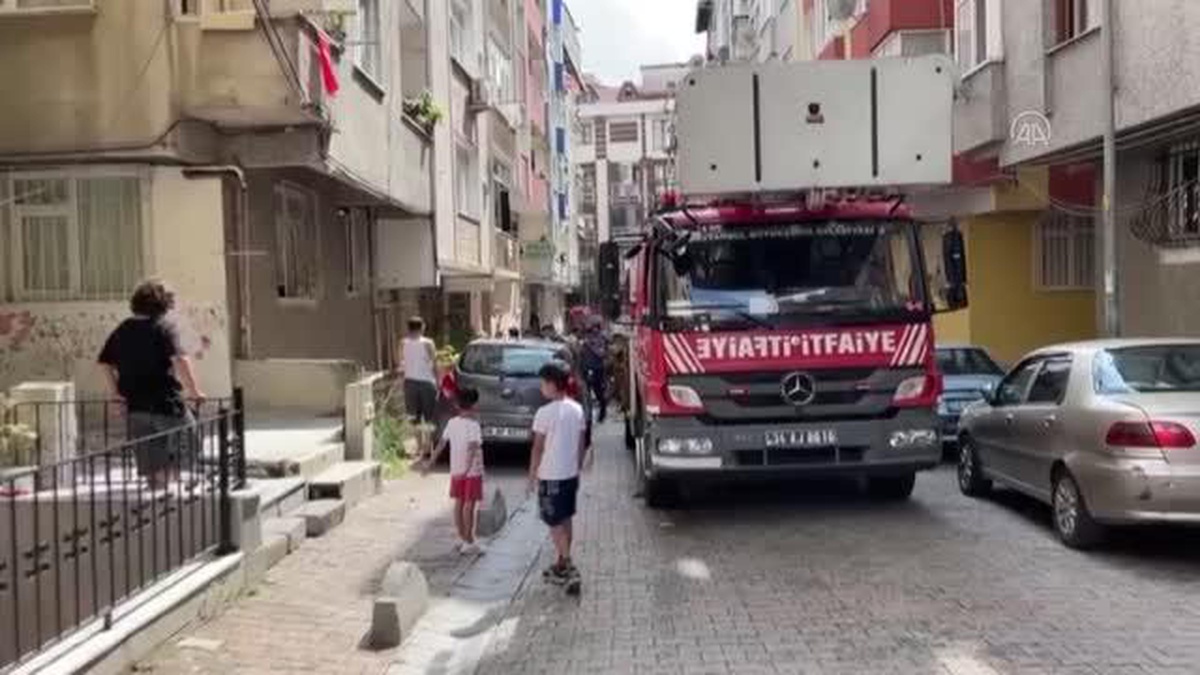 Bahçelievler\'de çıkan yangında bir daire kullanılamaz hale geldi