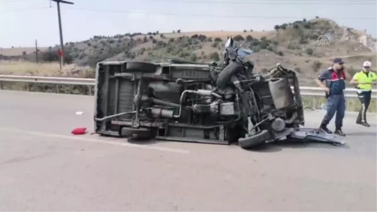 Bandırma'da hafif ticari araç devrildi, 6 kişi yaralandı