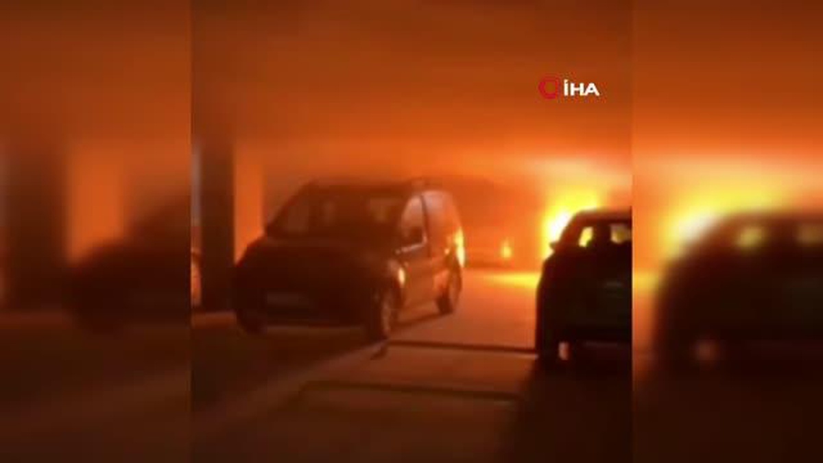 Başakşehir\'de bir sitenin otoparkındaki otomobil alev alev yandı