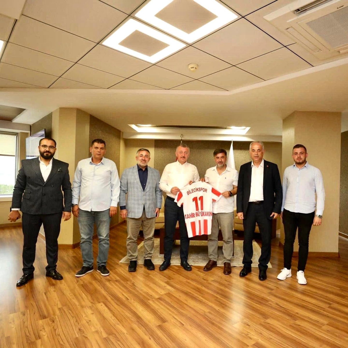 Başkan Büyükakın\'a Bilecikspor forması hediye ettiler