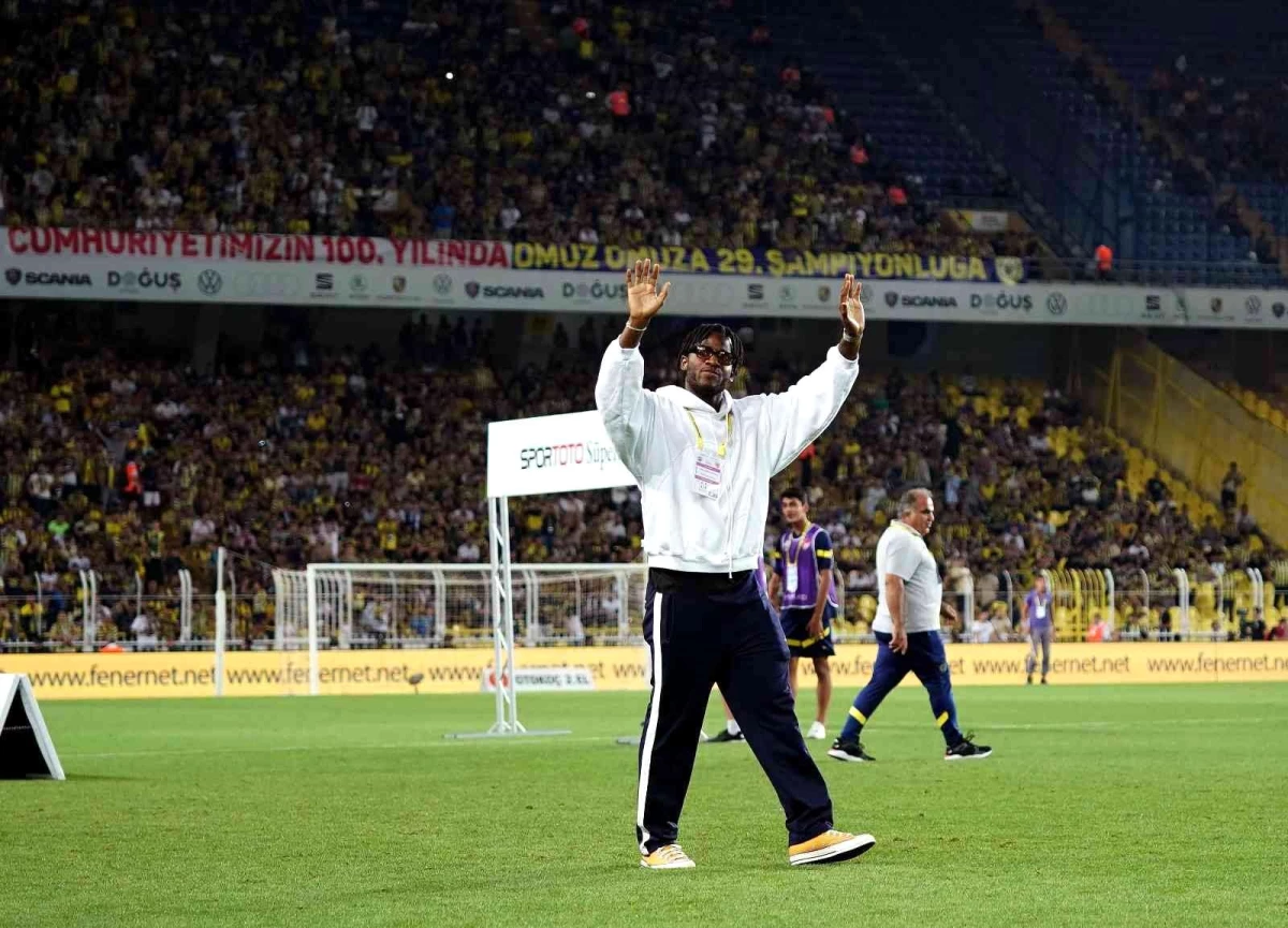 Kadıköy\'de sahaya çıkan Batshuayi, Fenerbahçelileri selamladı