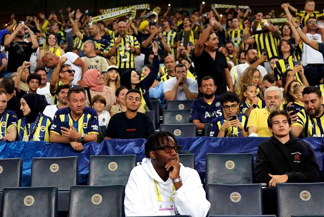 Batshuayi, Kadıköy'de taraftarı selamladı Batshuayi, Kadıköy'de taraftarı selamladı