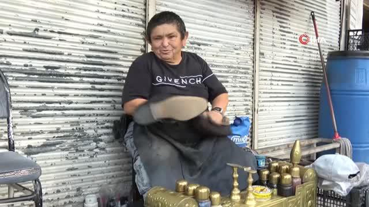 Kısacık boyuyla yarım asırdır ayakkabı boyuyor
