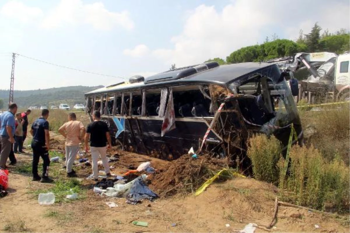 Çanakkale\'de tur otobüsü devrildi: 1 ölü, 54 yaralı