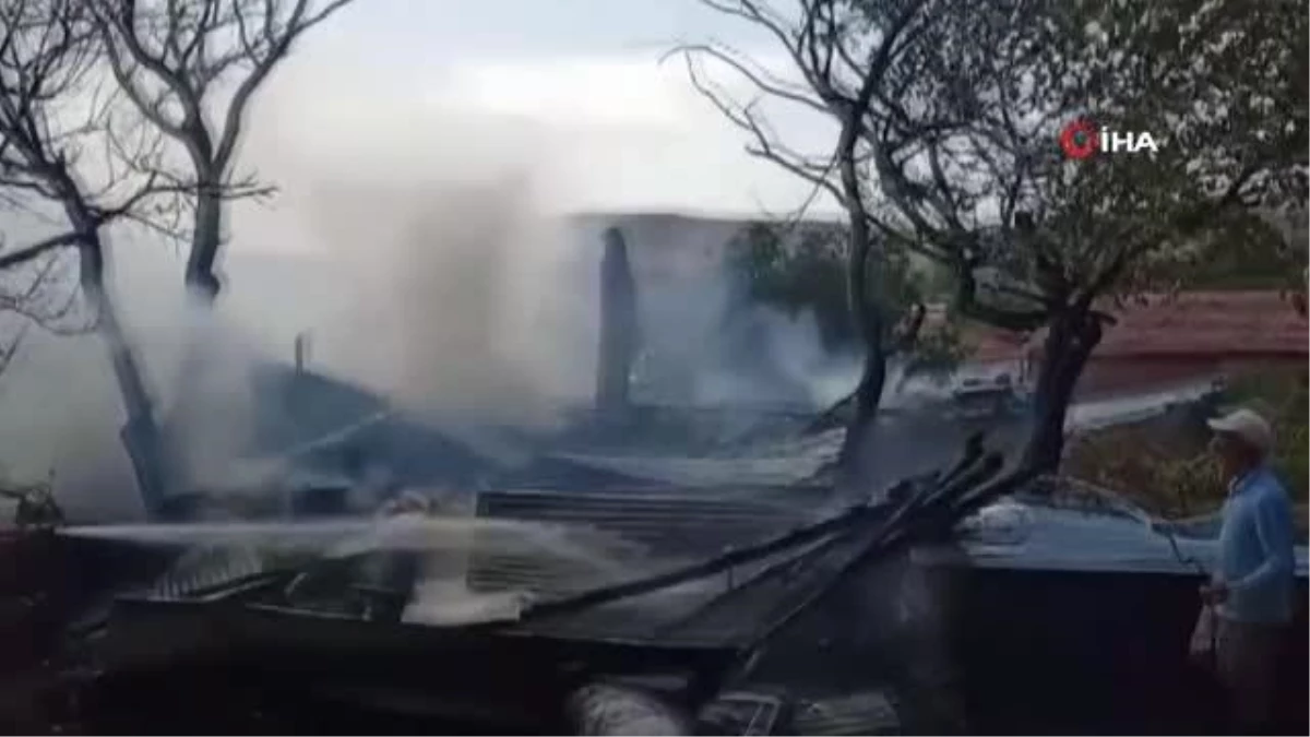 İki ev yanarak kullanılmaz hale geldi