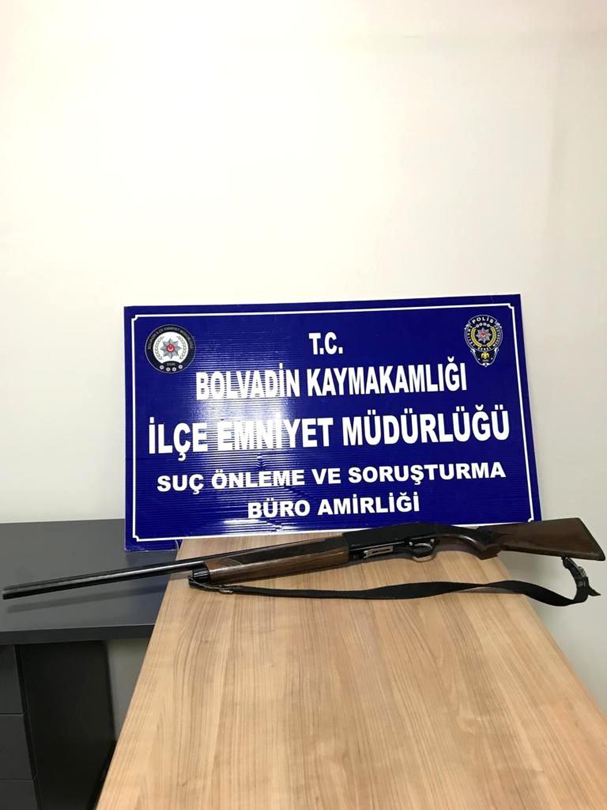 Düğüne getirdiği tüfeği ateşleyemeden polise yakalandı