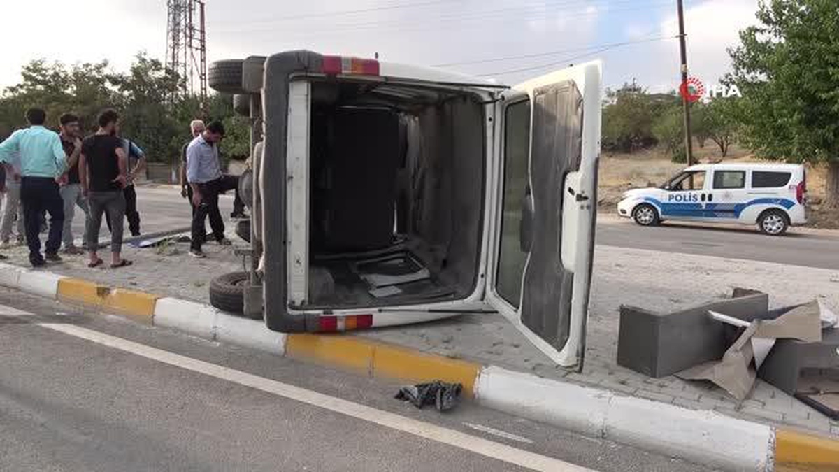 Elazığ\'da minibüs ile otomobil çarpıştı: 8 yaralı