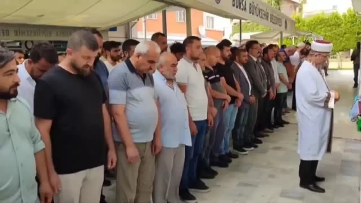 Bursa\'da eski eşi tarafından öldürülen kadının cenazesi defnedildi