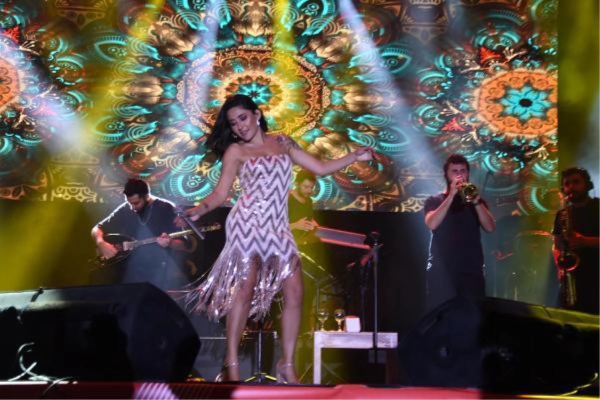 Eskişehir\'de Melek Mosso konserini 50 bin kişi izledi
