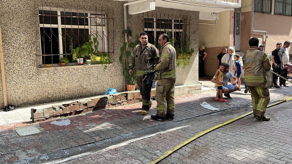 İstanbul\'da çıkan yangında bir daire kullanılamaz hale geldi