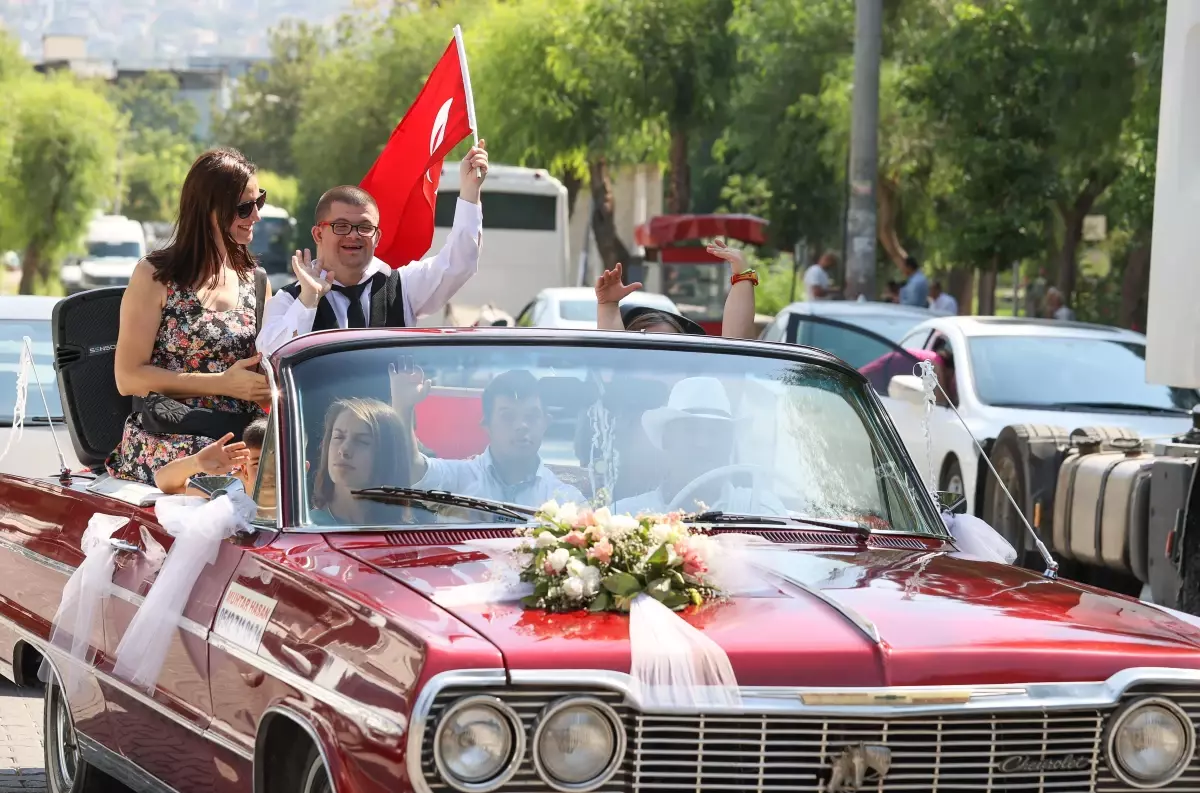 İzmir\'de down sendromlu gencin damatlık giyme hayali gerçek oldu