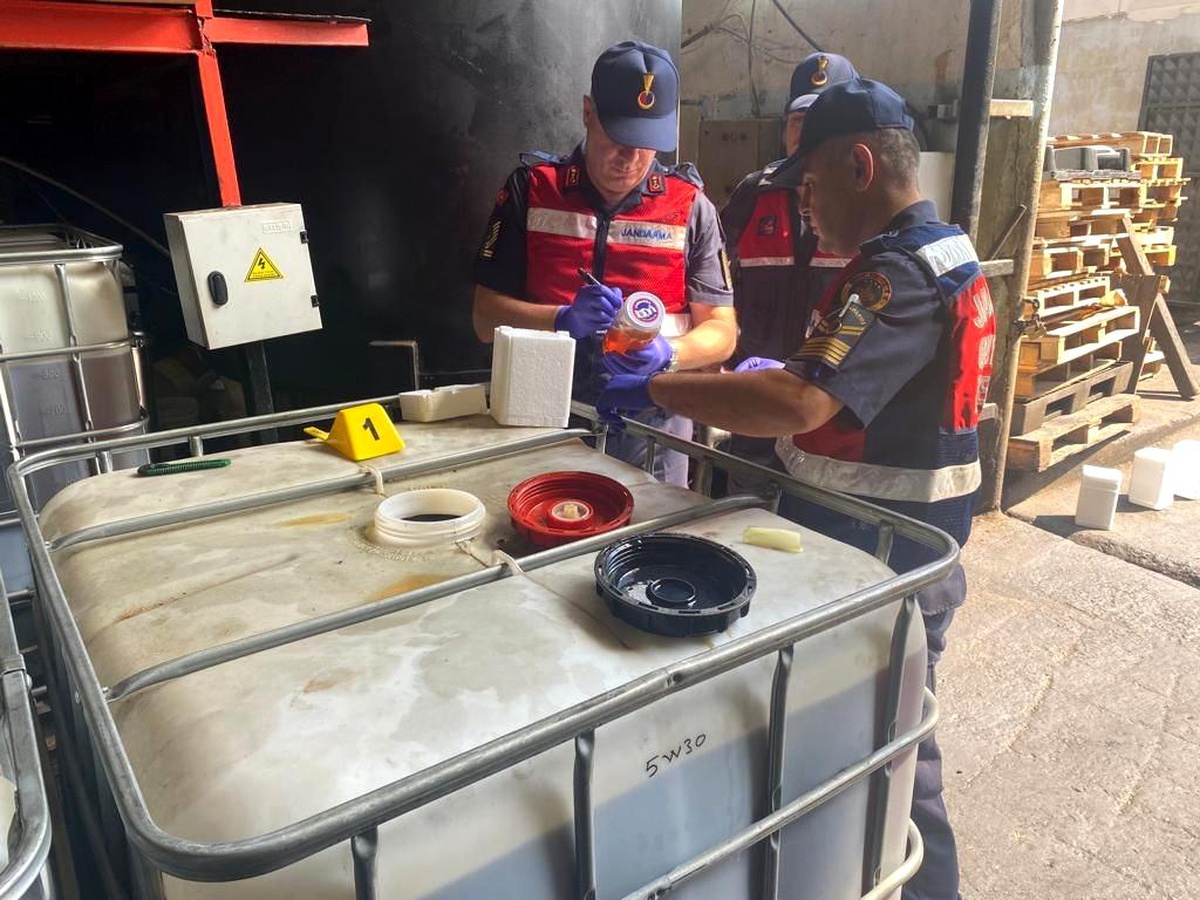 Jandarma\'dan kaçak motor yağı operasyonu: 31 bin 200 litre yağ ve binlerce malzeme ele geçirildi