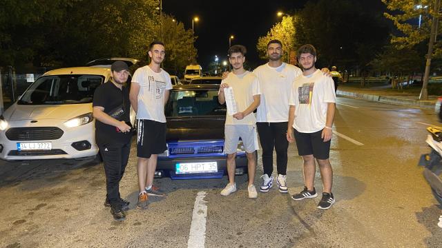 KADIKÖY'DE TRAFİK DENETİMİ: CEZA YİYİP OTOMOBİL ÖNÜNDE POZ VERDİLER KADIKÖY'DE TRAFİK DENETİMİ: CEZA YİYİP OTOMOBİL ÖNÜNDE POZ VERDİLER