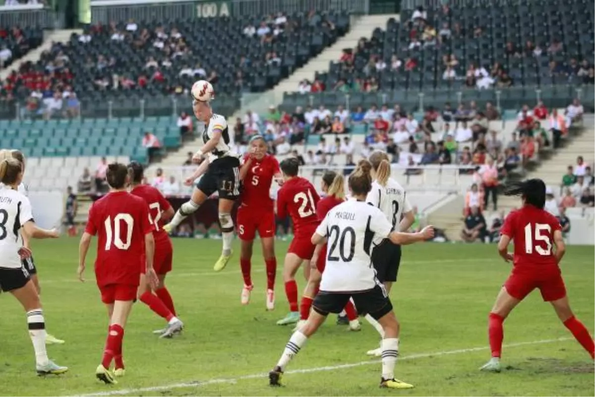 Kadınlar Dünya Kupası Avrupa Elemeleri\'nde Türkiye, Almanya\'ya 3-0 mağlup oldu