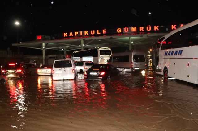 Kapıkule Sınır Kapısında vatandaşlar araçlarıyla mahsur kaldı Kapıkule Sınır Kapısında vatandaşlar araçlarıyla mahsur kaldı