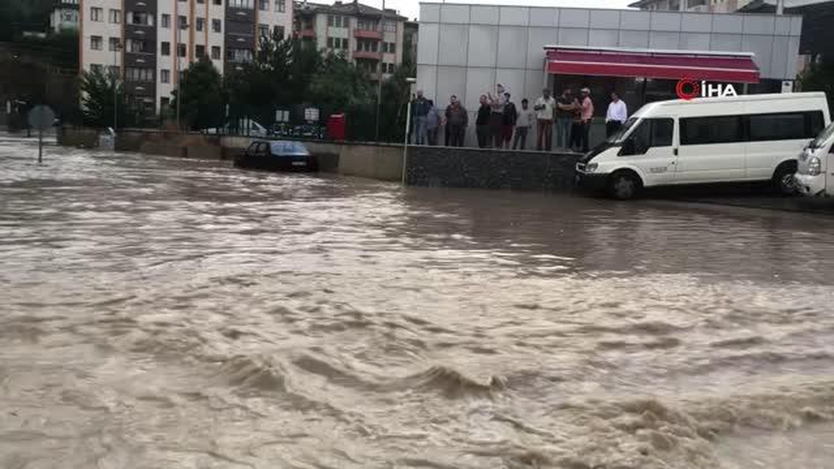 Kastamonu\'da yarım saat yağan yağmur hayatı felç etti