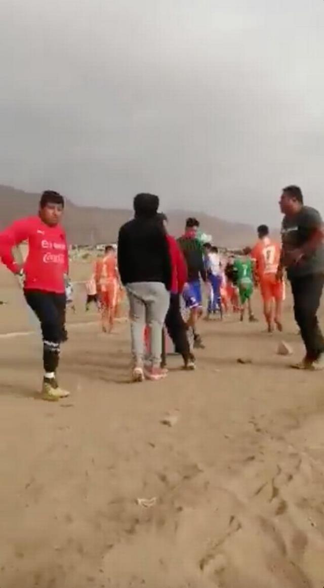 Kırmızı kart gösteren hakemi uçurumdan aşağı attılar! Fotoğraflar hayli ürkütücü Kırmızı kart gösteren hakemi uçurumdan aşağı attılar! Fotoğraflar hayli ürkütücü