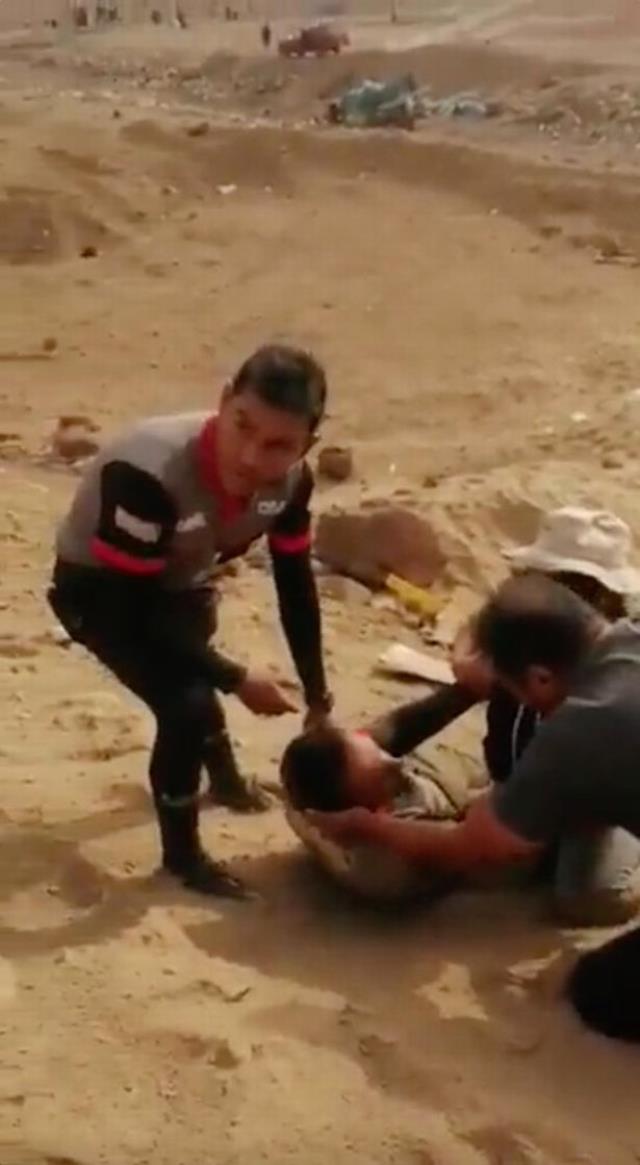 Kırmızı kart gösteren hakemi uçurumdan aşağı attılar! Fotoğraflar hayli ürkütücü Kırmızı kart gösteren hakemi uçurumdan aşağı attılar! Fotoğraflar hayli ürkütücü