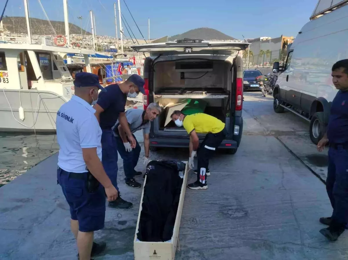 Kuşadası\'nda Türk karasularına itilen düzensiz göçmenler yakalandı