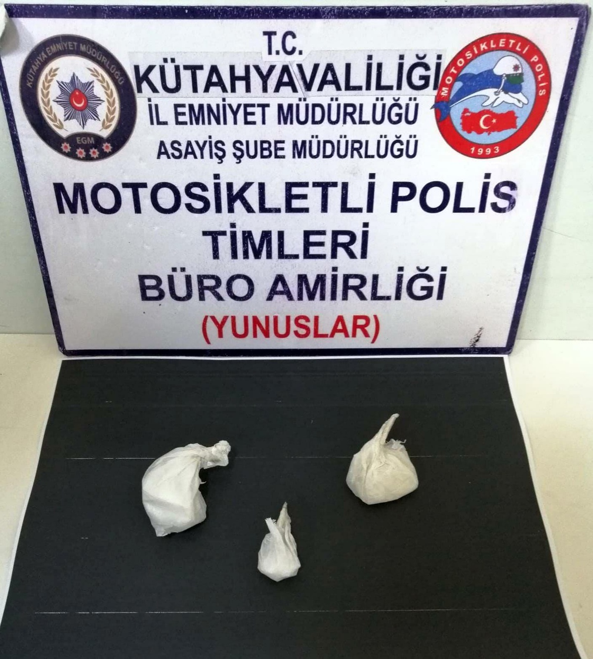 Kütahya\'da 3 kişinin bulunduğu araçta uyuşturucu ele geçirildi