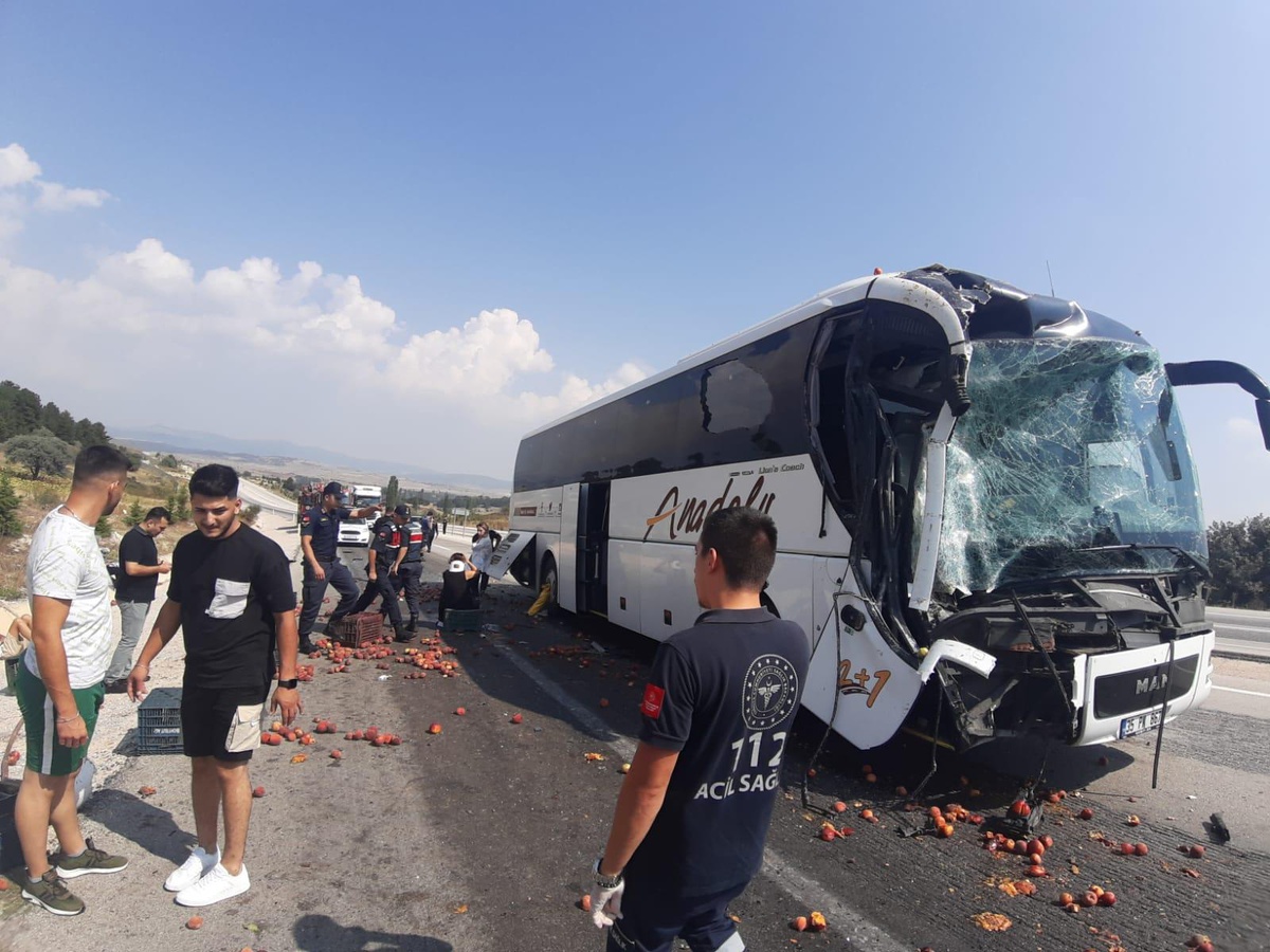 Kütahya\'da kamyona çarpan yolcu otobüsündeki 9 kişi yaralandı