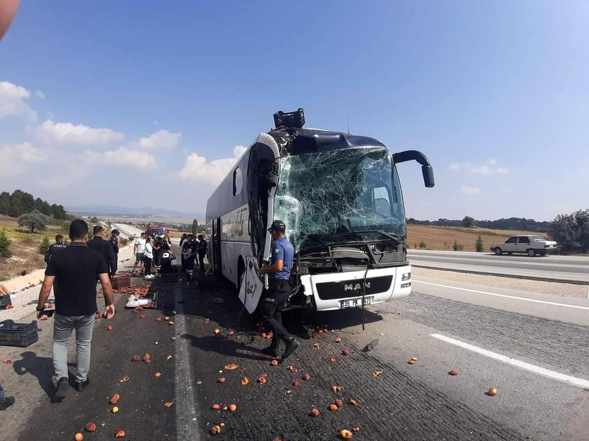 Kütahya\'da yolcu otobüsü kamyona çarptı: 8 yaralı