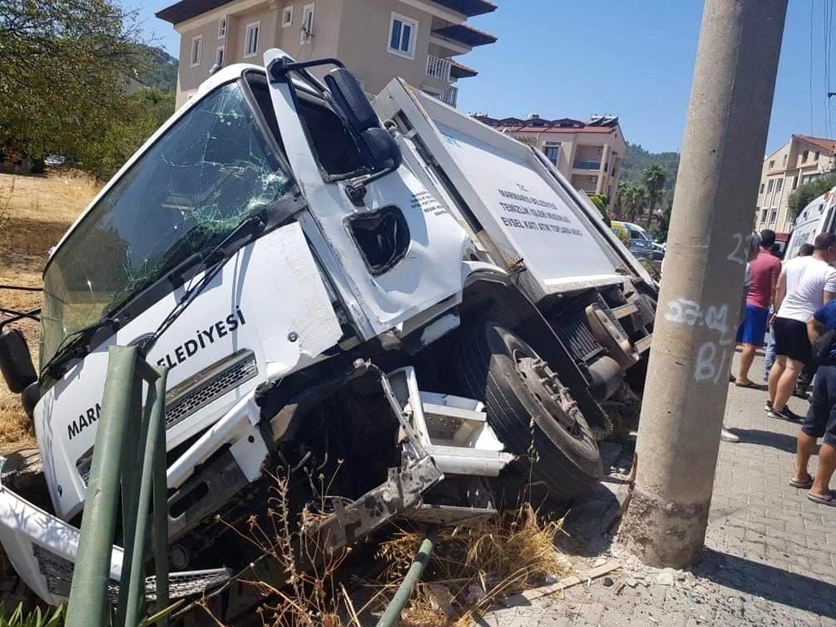 Marmaris\'te çöp kamyonu kaza yaptı: 3 yaralı