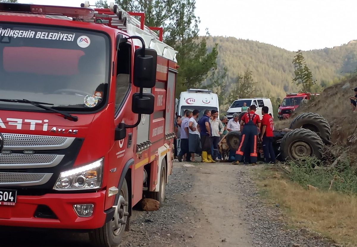 Mersin\'de devrilen traktörün altında kalan sürücü yaşamını yitirdi