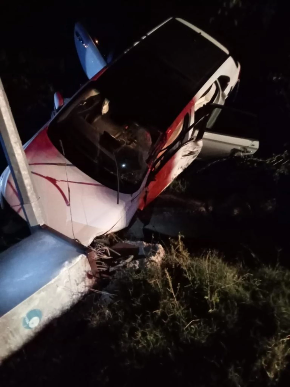 Mersin\'de elektrik direğine çarparak takla atan otomobilin sürücüsü yaralandı