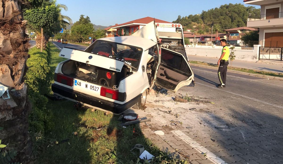 Muğla\'da ağaca çarpan otomobilin sürücüsü öldü
