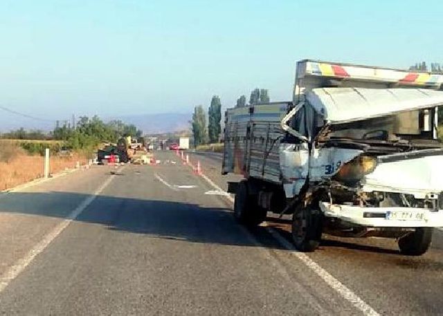 İYİ Partili başkan yardımcısı kullandığı traktör kaza yaptı: Şoför öldü, 13 yaralı İYİ Partili başkan yardımcısı kullandığı traktör kaza yaptı: Şoför öldü, 13 yaralı