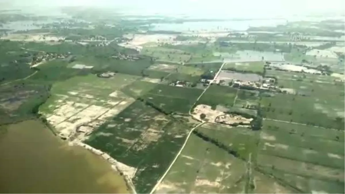 Pakistanlılar sular altında yaşam mücadelesi veriyor