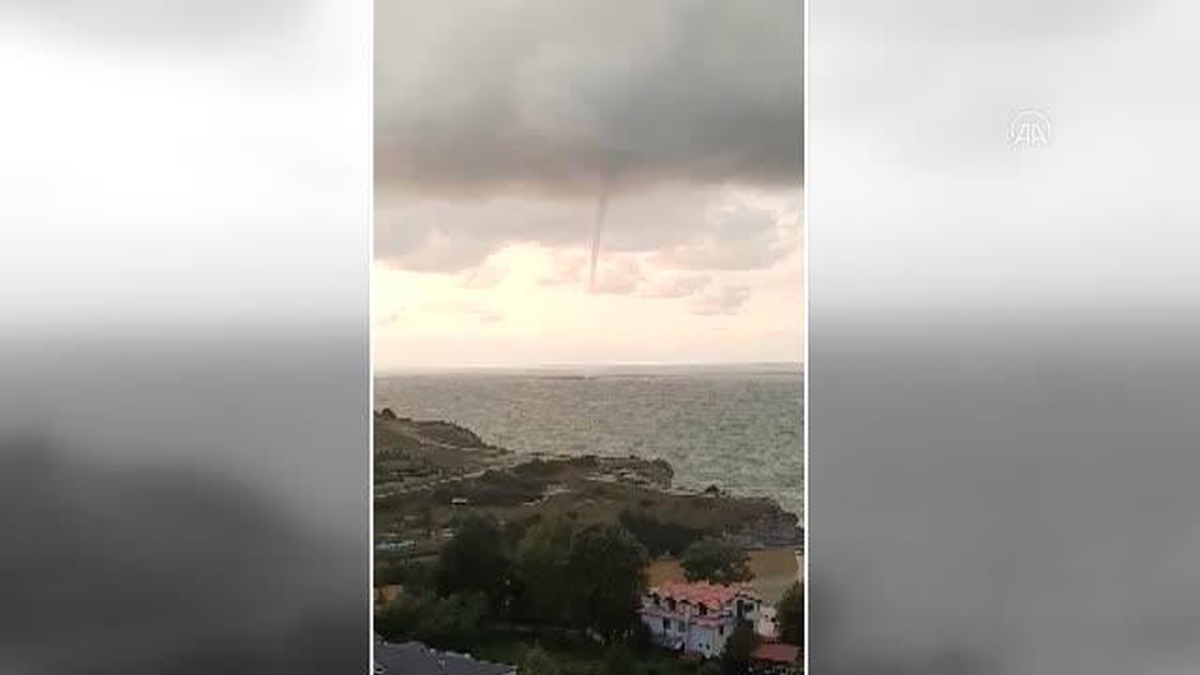 Düzce\'de plajın yakınında denizde hortum oluştu