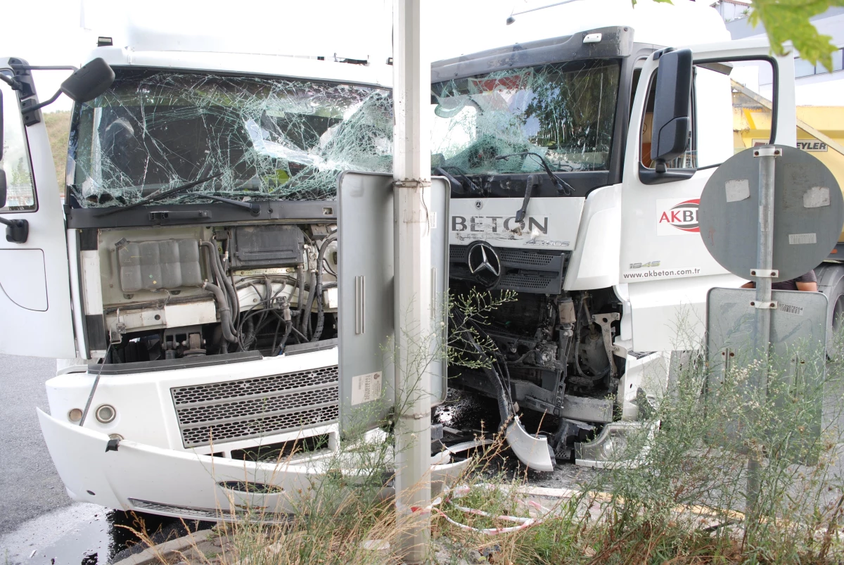 Sancaktepe\'de 2 kamyonun çarpışması sonucu 1 kişi yaralandı