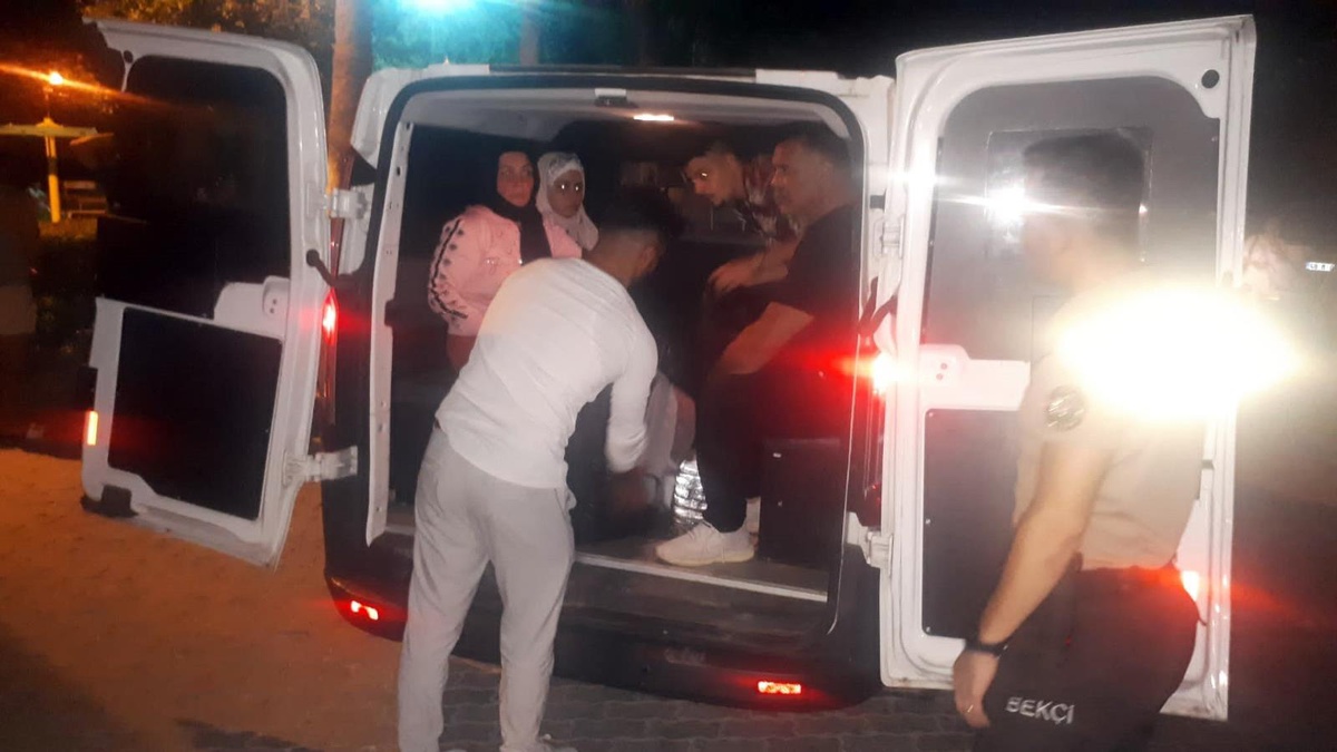 Şehir merkezine düzensiz göçmen bırakan şoförü mahalleli yakaladı