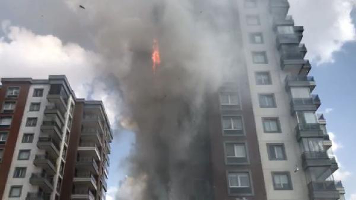 Sivas\'ta 12 katlı apartmanın dış cephesi yandı