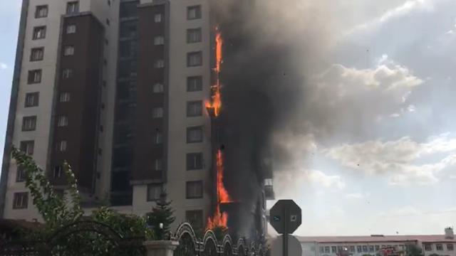 Sivas'ta 12 katlı apartmanın dış cephesi yandı Sivas'ta 12 katlı apartmanın dış cephesi yandı