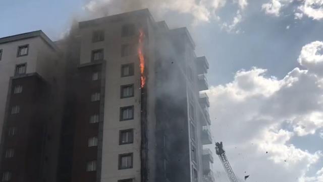 Sivas'ta 12 katlı apartmanın dış cephesi yandı Sivas'ta 12 katlı apartmanın dış cephesi yandı