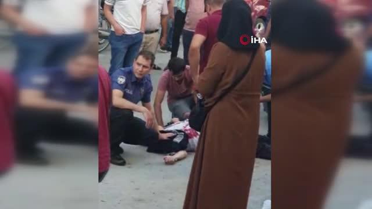 Sokak ortasında birbirlerine silah ve bıçakla saldırdılar